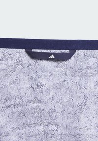 Niebieski i biały ręcznik sportowy o teksturowanej powierzchni i granatowej krawędzi. Zawiera małą, czarno-białą metkę z logo na górze.