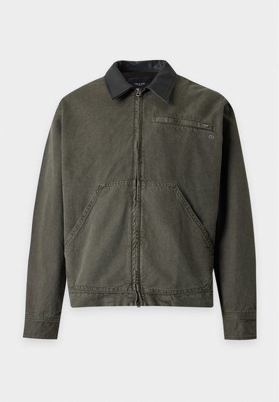 Veste zippée vert foncé avec col noir, poches avant obliques et poche poitrine à gauche, posée à plat sur un fond blanc.