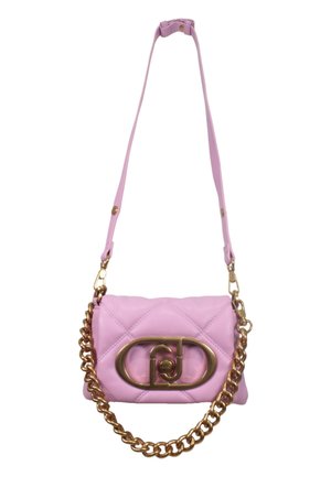 Borsa a tracolla in pelle rosa trapuntata con catena e tracolla dorate, caratterizzata da un accento oval con logo dorato sul davanti. Forma compatta e strutturata.