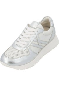 Zapatilla deportiva plateada y blanca con parte superior perforada, cordones planos y punta redondeada. Cuenta con una suela texturizada y acentos de diseño minimalista.