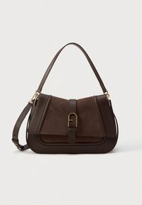 Brūna ādas rokas soma ar zamša priekšējo paneli, zelta tonīša aizdari, plakanu plecu siksnu un strukturētu formu.