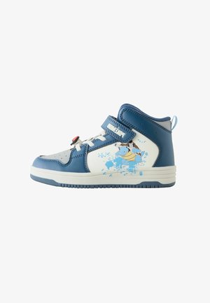 Tenisii înalți alb și albastru cu grafică a personajului Pokémon Blastoise și curea Velcro etichetată "POKÉMON" pe lateral.
