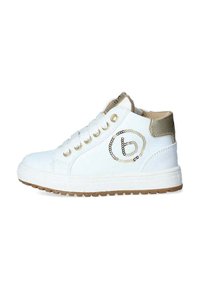 Sneaker bianco alta con accenti dorati, caratterizzata da un logo testurizzato, punta arrotondata, design con lacci e suola in gomma con motivo antiscivolo.