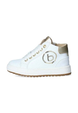 Sneaker bianco alta con accenti dorati, caratterizzata da un logo testurizzato, punta arrotondata, design con lacci e suola in gomma con motivo antiscivolo.