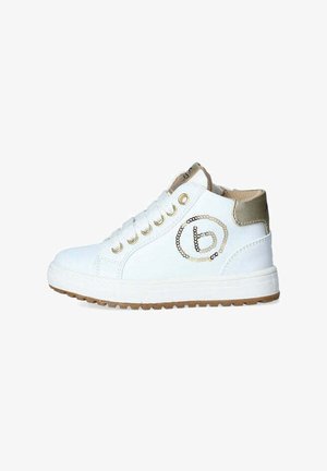 Sneaker bianco alta con accenti dorati, caratterizzata da un logo testurizzato, punta arrotondata, design con lacci e suola in gomma con motivo antiscivolo.