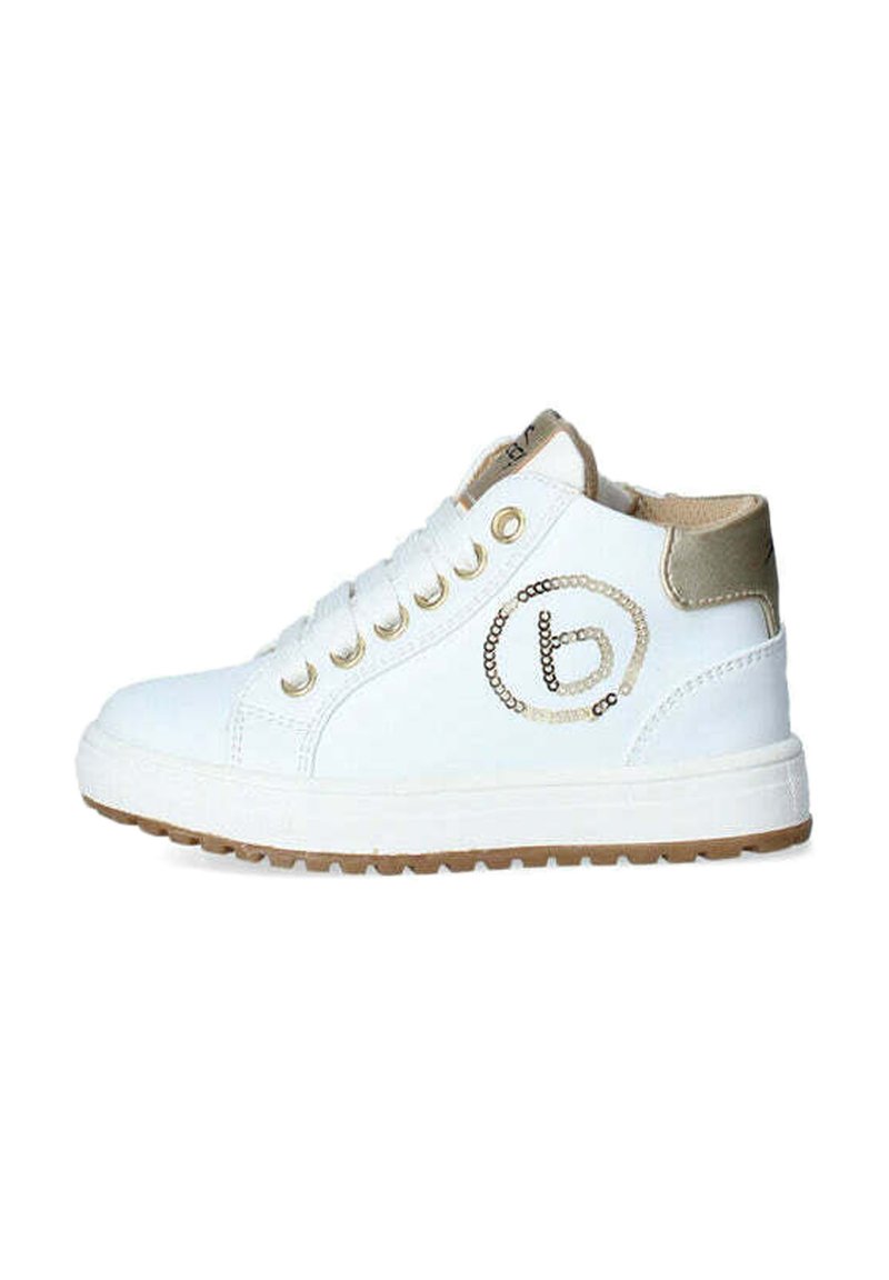 Sneaker bianco alta con accenti dorati, caratterizzata da un logo testurizzato, punta arrotondata, design con lacci e suola in gomma con motivo antiscivolo.