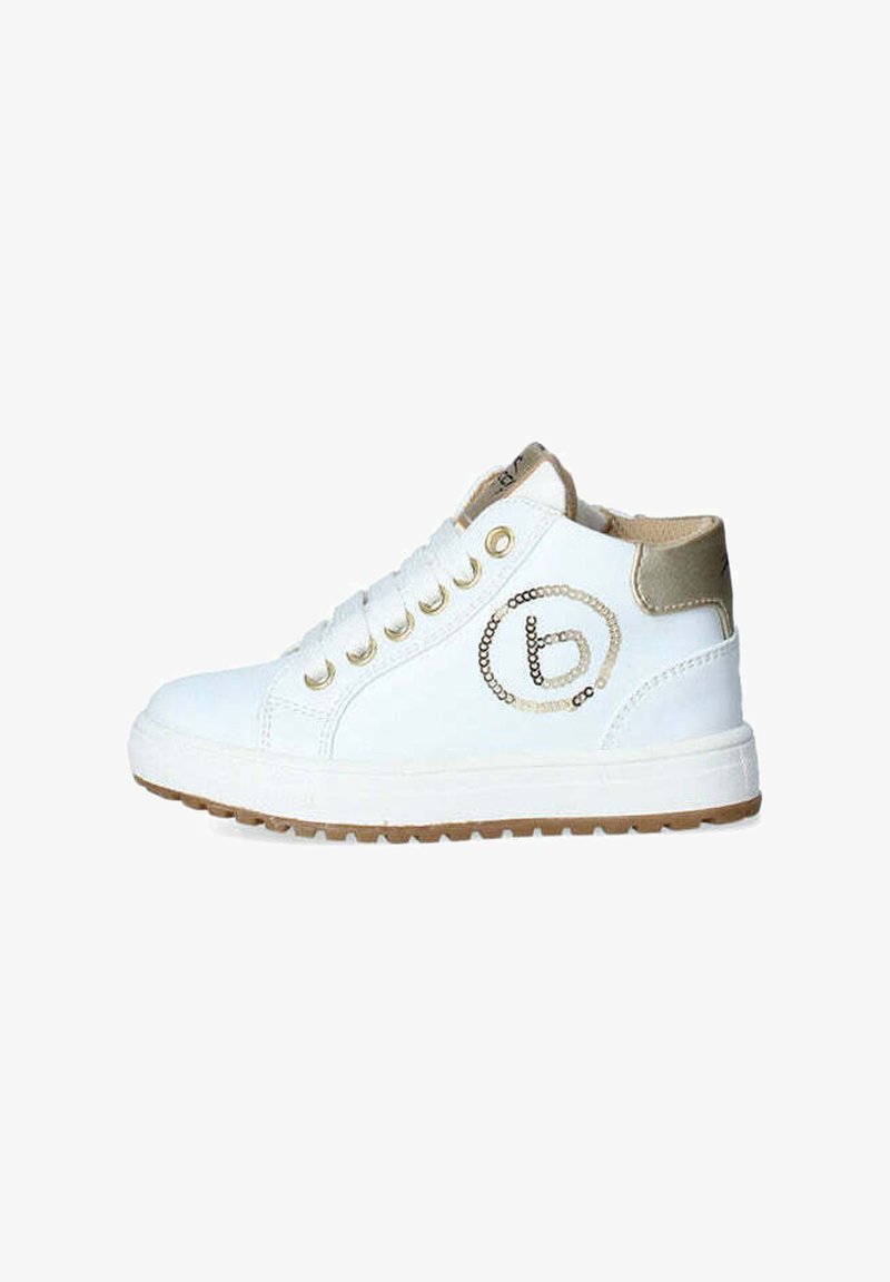 Sneaker bianco alta con accenti dorati, caratterizzata da un logo testurizzato, punta arrotondata, design con lacci e suola in gomma con motivo antiscivolo.