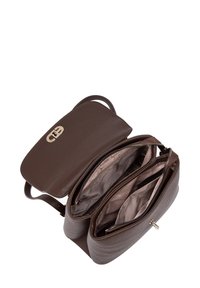 Sac à épaule en cuir marron ouvert pour montrer deux compartiments principaux avec des fermetures éclair et un doublure en tissu de marque à l'intérieur.