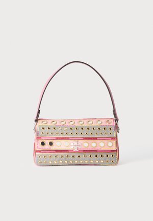 Rechteckige pinkfarbene Handtasche mit goldenen und silbernen runden Nieten und kurzem Griff vor einem schlichten hellen Hintergrund.