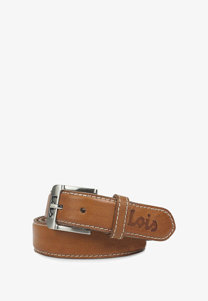 Cinturón de cuero marrón con hebilla metálica plateada. Presenta costuras blancas y detalle de logotipo en relieve. Diseño plano, extremo afilado para ajuste.