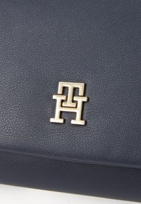 Tommy Hilfiger MODERN  - Cross body bag - space blue