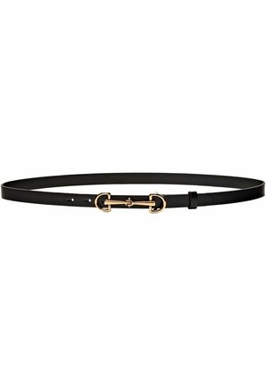 Ceinture fine en cuir noir avec une boucle style mors dorée et trois trous de réglage sur fond blanc.