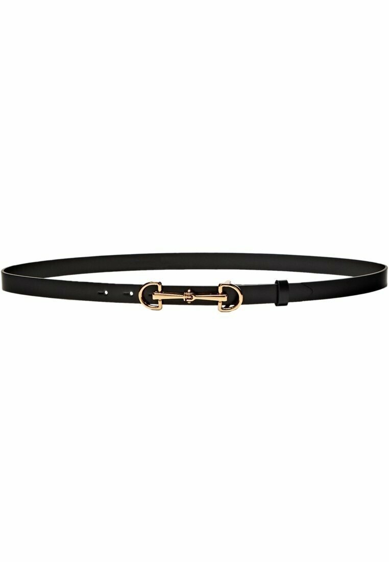 Ceinture fine en cuir noir avec une boucle style mors dorée et trois trous de réglage sur fond blanc.