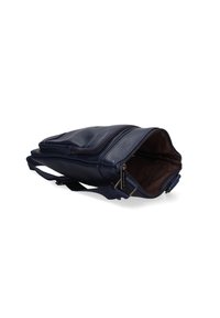Borsa a tracolla in pelle blu navy con chiusura a zip, forma rettangolare e due spallacci. Interno foderato con un tessuto scuro.