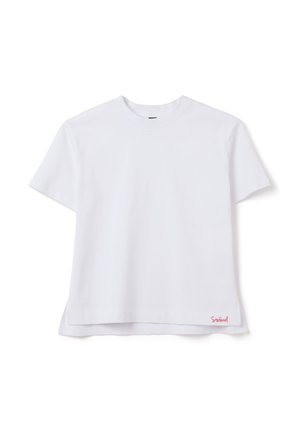 T-shirt blanc à manches courtes en coton. Dispose d'un col rond, d'une coupe décontractée et d'un petit logo rouge sur le bas à gauche.