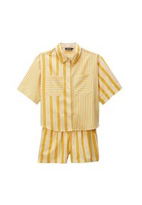 Chemise à manches courtes rayée jaune avec deux poches avant, associée à un short rayé assorti. Présente des rayures alternant entre larges et fines.