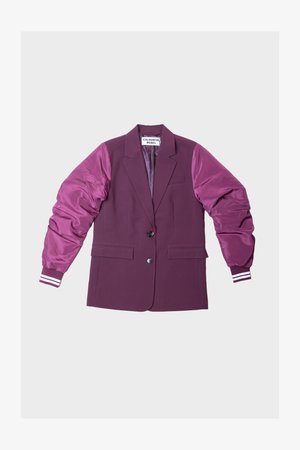 Blazer bordeaux com mangas brilhantes e volumosas numa tonalidade mais clara; possui dois botões, bolsos laterais e detalhes às riscas nos punhos das mangas.