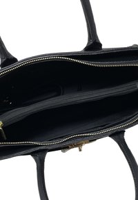 Czarna skórzana torebka o teksturowanej powierzchni. Posiada dwie przegrody, złoty zamek błyskawiczny i podwójne uchwyty. Wnętrze wyłożone ciemnym materiałem.