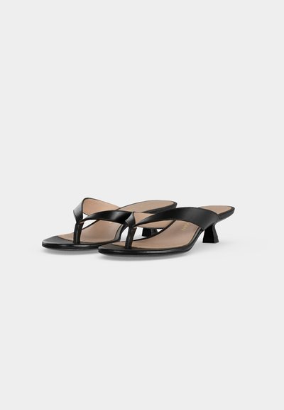 Sandales à talons en cuir noir avec talons blocs courts et semelles marron clair sur fond neutre.