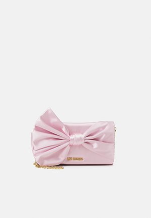 Clutch in satin rosa con un ampio dettaglio a fiocco sul davanti, tracolla in catena dorata e logo embosso nella parte bassa anteriore. Texture liscia e lucida.