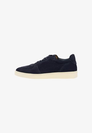 Baskets basses en daim bleu foncé pour homme, semelle en caoutchouc crème, laçage à l'avant et design minimaliste.