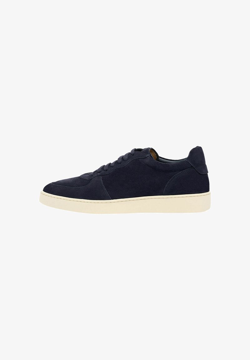 Baskets basses en daim bleu foncé pour homme, semelle en caoutchouc crème, laçage à l'avant et design minimaliste.