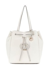 Witte leren emmer tas met zilveren hardware, verstelbare trekkoordsluiting en merklogo op de voorkant. Heeft een charm accent.