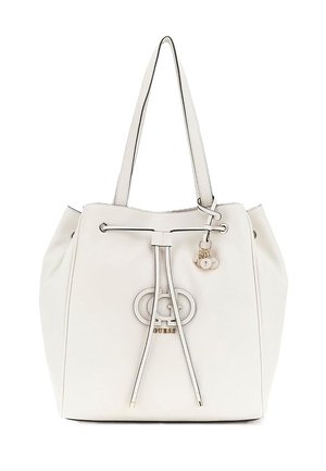 Witte leren emmer tas met zilveren hardware, verstelbare trekkoordsluiting en merklogo op de voorkant. Heeft een charm accent.
