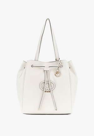 Sac seau en cuir blanc avec quincaillerie en argent, fermeture à cordon ajustable et logo de la marque à l'avant. Il présente un accent de charme.