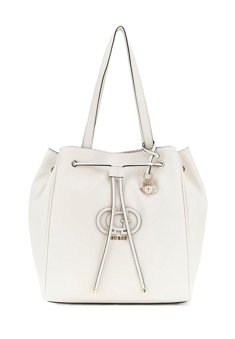 Witte leren emmer tas met zilveren hardware, verstelbare trekkoordsluiting en merklogo op de voorkant. Heeft een charm accent.