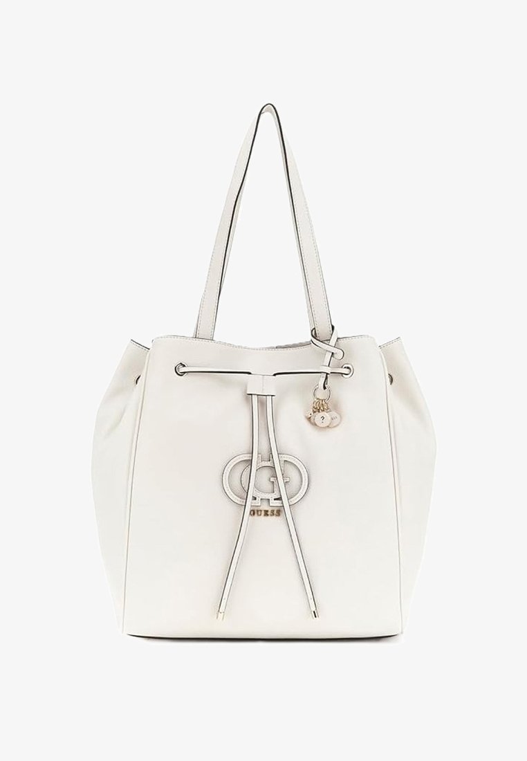 Valkoinen nahkakupiini laukku, jossa on hopeiset yksityiskohdat, säädettävä narusulku ja brändilogo edessä. Sisältää myös riipuskoristeen.