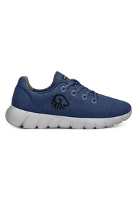 Blaue sportliche Schuhe aus Textil mit runder Zehenpartie, grauen Akzenten, schwarzem Logodetail und einer gepolsterten weißen Gummisohle mit wellenförmigem Muster.