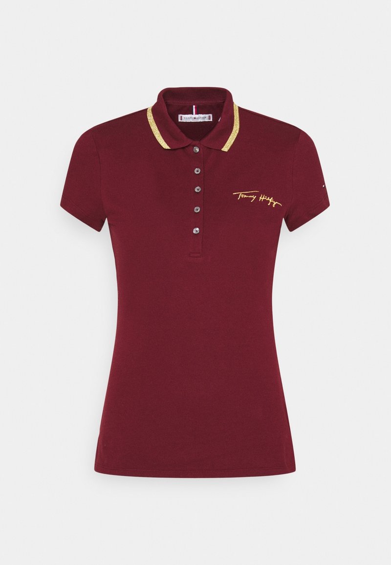 Polo bordeaux à manches courtes avec bordure dorée au col, patte de boutonnage et signature brodée jaune sur le côté gauche de la poitrine.