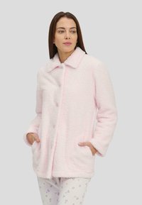 Chaqueta de manga larga de color rosa claro, esponjosa y con cuello, cierre frontal de botones y bolsillos laterales. Textura suave y ajuste holgado para mayor comodidad.