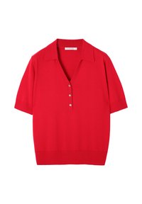 Punainen lyhythihainen neulepolo, jossa on V-pääntie, kolme nappia ja litteä kaulus, esitelty valkoista taustaa vasten.