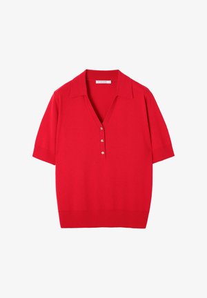 Czerwona, krótko rękawowa, dzianinowa koszulka polo z dekoltem w serek, trzema guzikami i płaskim kołnierzykiem, prezentowana na białym tle.
