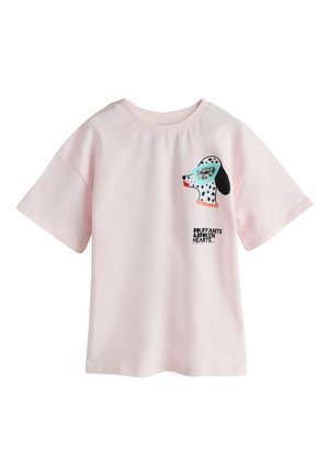Jasnoróżowy t-shirt z krótkim rękawem z głową dalmatyńczyka noszącą turkusowe okulary i czerwone koraliki oraz czarnym tekstem pod wzorem.