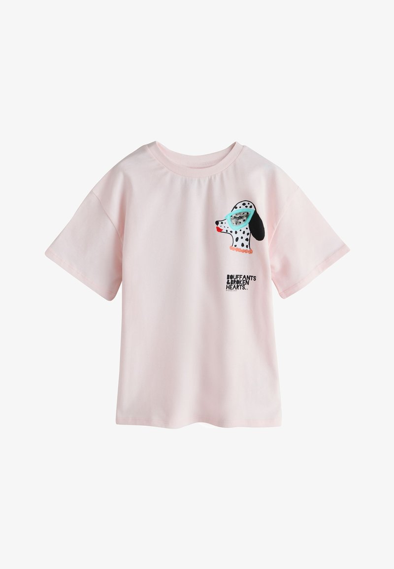 T-shirt rose clair à manches courtes avec une tête de chien dalmatien portant des lunettes turquoise et des perles rouges, et un texte noir sous le design.