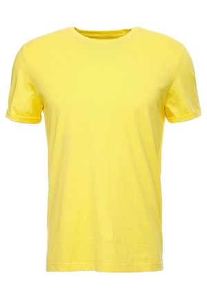 Camiseta lisa amarilla de manga corta con cuello redondo y puños remangados, mostrada sobre un fondo blanco.