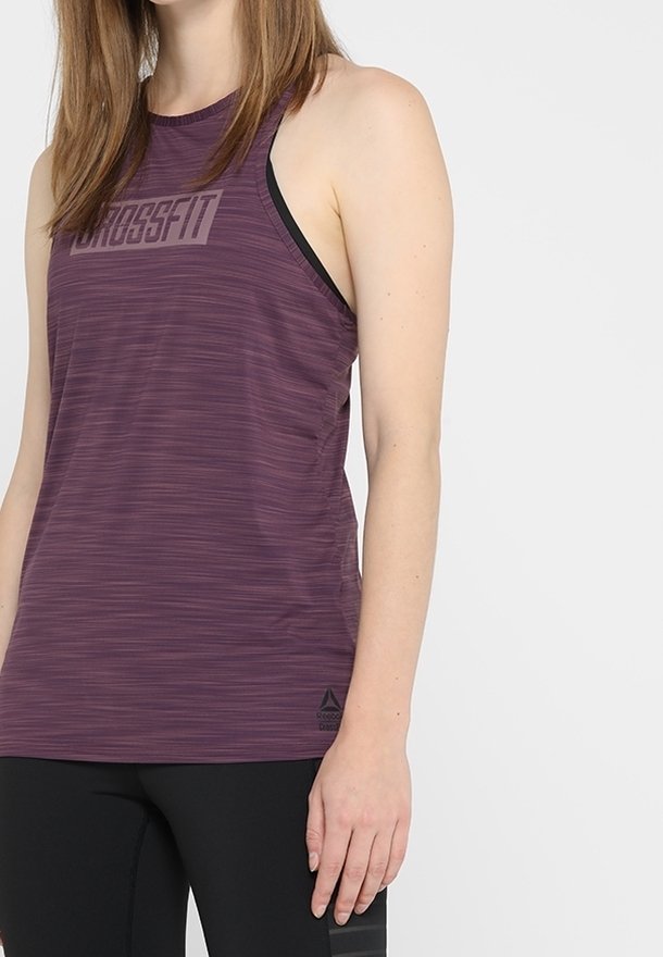Haut de sport sans manches violet avec des fines bretelles et une légère texture côtelée. "CROSSFIT" imprimé sur le devant. Accents noirs au niveau de l'encolure.