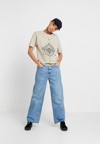 Mister Tee MOTH  - T-shirts print - sand