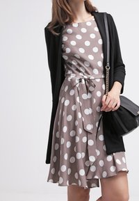 Wallis Vestido informal - taupe