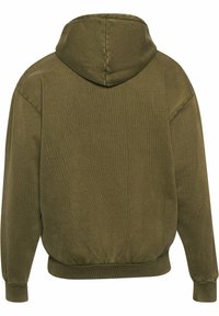Sweat à capuche vert olive avec un tissu texturé, des poignets et une taille côtelés. Présente un design à épaule tombante et des détails de couture au dos.
