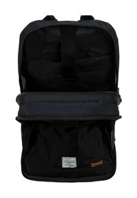 Zaino nero con un esterno in tessuto liscio, doppie zip, molteplici tasche interne e un'etichetta nel vano interno inferiore.