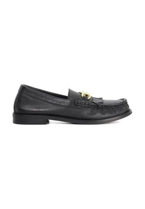 Zwarte leren loafer met een ronde neus, decoratieve franje en een gouden gesp accent. Laag profiel zool met een lichte hak.