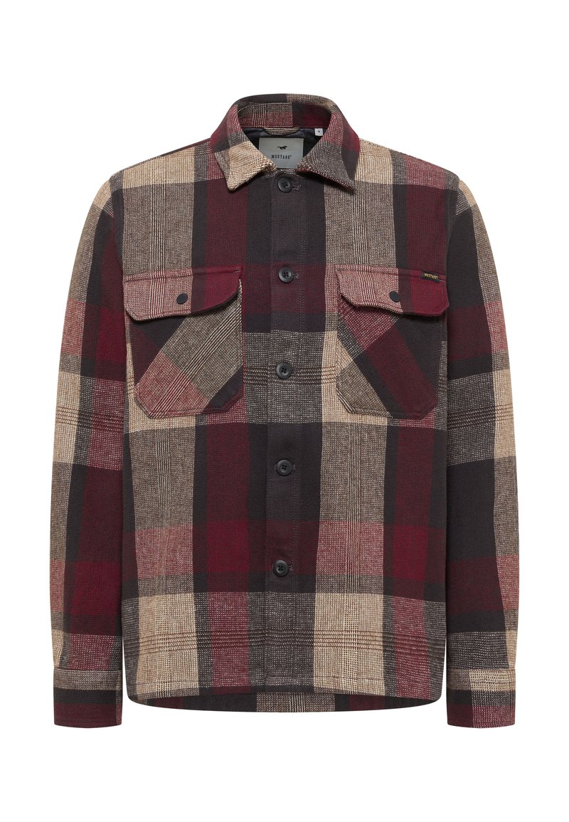 Koszula flanelowa w kratę w kolorach brązowym, bordowym i beżowym. Z kołnierzykiem, zapięciem na guziki oraz dwoma przednimi kieszeniami z patkami. Tkanina o fakturze.