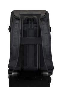 Schwarzer Rollrucksack mit gepolsterten Trägern, glatter Oberfläche und grauer Oberseite. Verfügt über einen ausziehbaren Griff und Mesh-Details zur Belüftung.