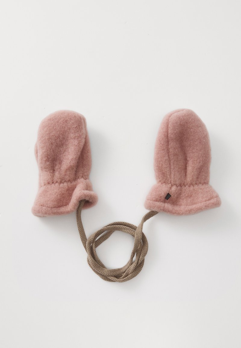 Myke rosa fleece babyhansker koblet sammen med et langt beige strikket snor, lagt flatt på en hvit overflate.