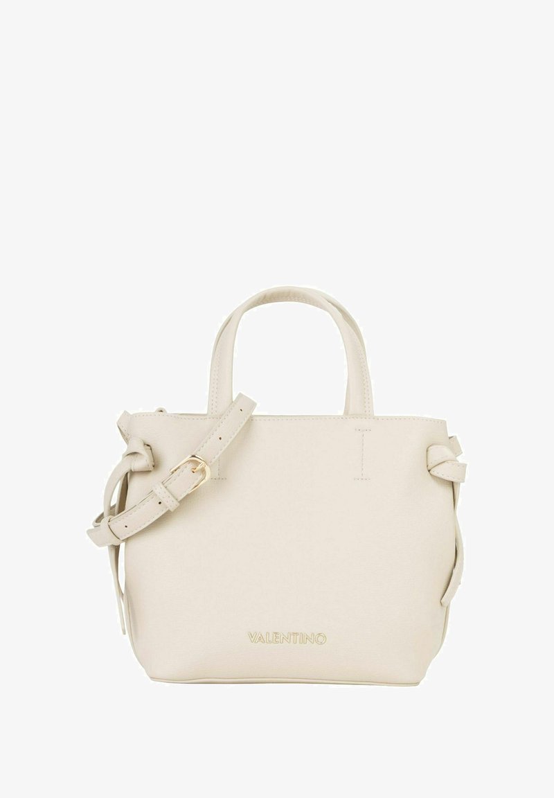 Borsa a mano in pelle color crema con doppi manici corti e tracolla regolabile. Presenta dettagli in metallo dorato e un logo del marchio sottile alla base.