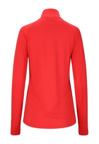 Rode sportieve top met lange mouwen en hoge kraag, van achteraf bekeken, met aansluitende mouwen en een gladde stof.